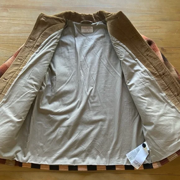 Filson | Women’s Blanket Wool Barn Coat - Picture 3 of 10